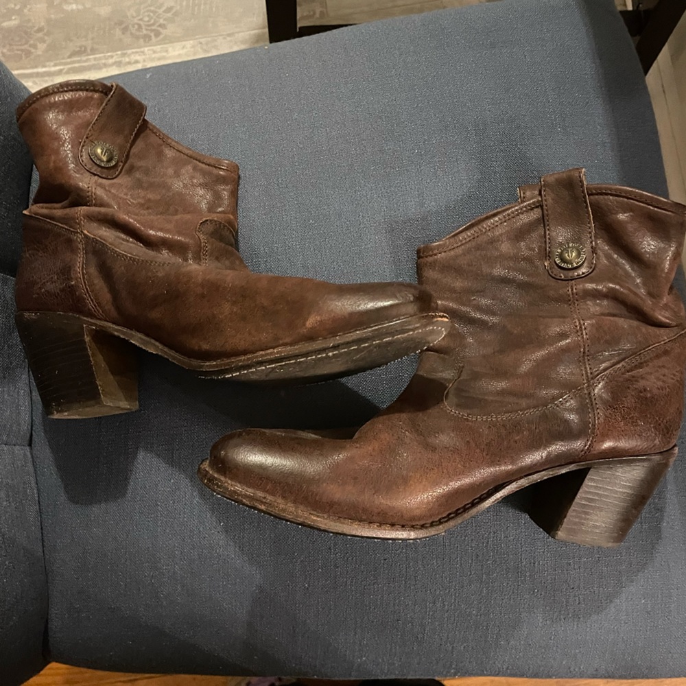 Frye short button boot size 9.5